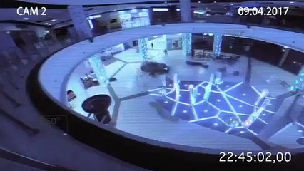 Excentrico Milionário russo invade centro comercial com o seu Ferrari