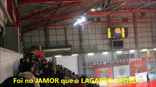 Adeptos do Benfica cantam: Foi no jamor que o lagarto ardeu, na final da taça o Very-light é que o fodeu