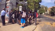 Calle Ricardo Cumming cortada por enfrentamientos de carabineros con estudiantes del liceo de aplicaciones