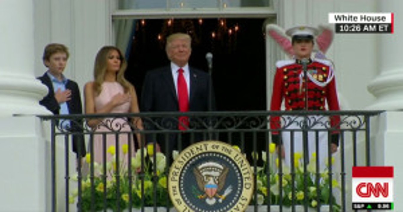 Melania Trump Elini Kalbine Götürmeyen Trump'ı Dürterek Uyardı