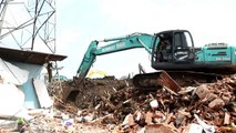 Sri Lanka: families mourn victims of dump collapse