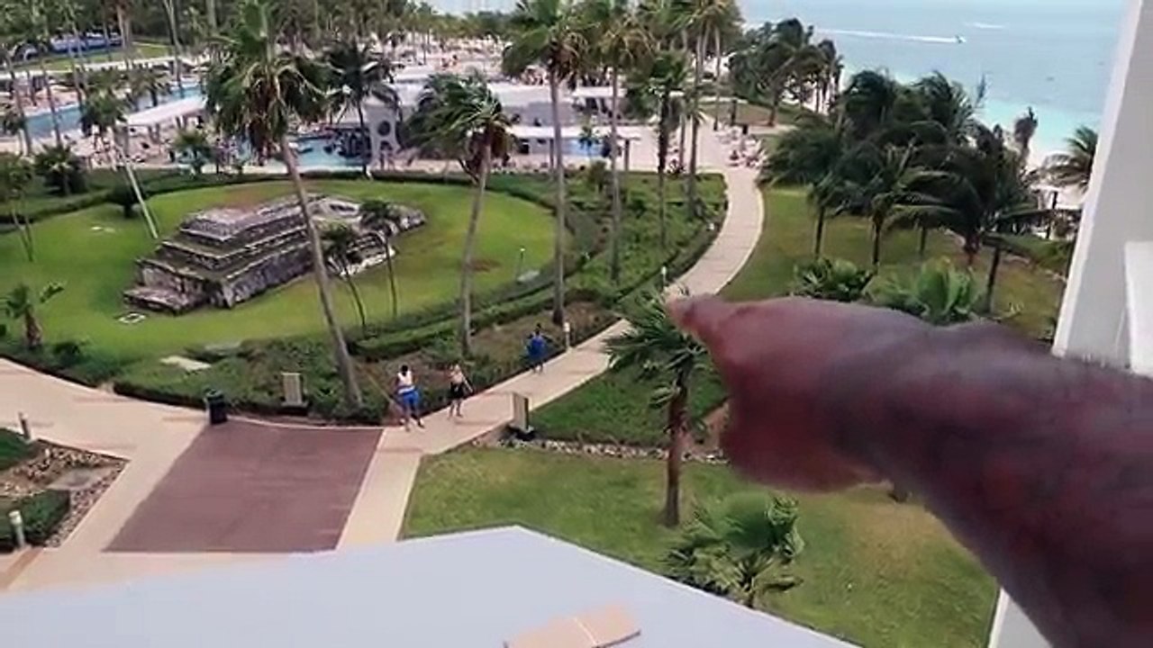 Crazy Giant Surprise Toy Balloon Stuck On Our Hotel Balcony Shopkins,Hulk,Superhero Toys