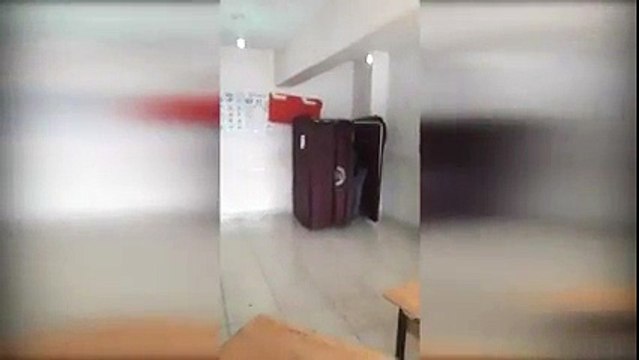 Bir Kabinden İki Kişi Çıkıyor ve 7-8 Tane Zarf Atıyorlar. Bu Nasıl İştir