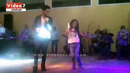 طفلة تخطف الأضواء من المطرب أحمد جمال فى حفل شم النسيم