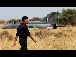 MiG-21 fighter jet crash landed at Srinagar Airport, pilot ejects safely | Oneindia News