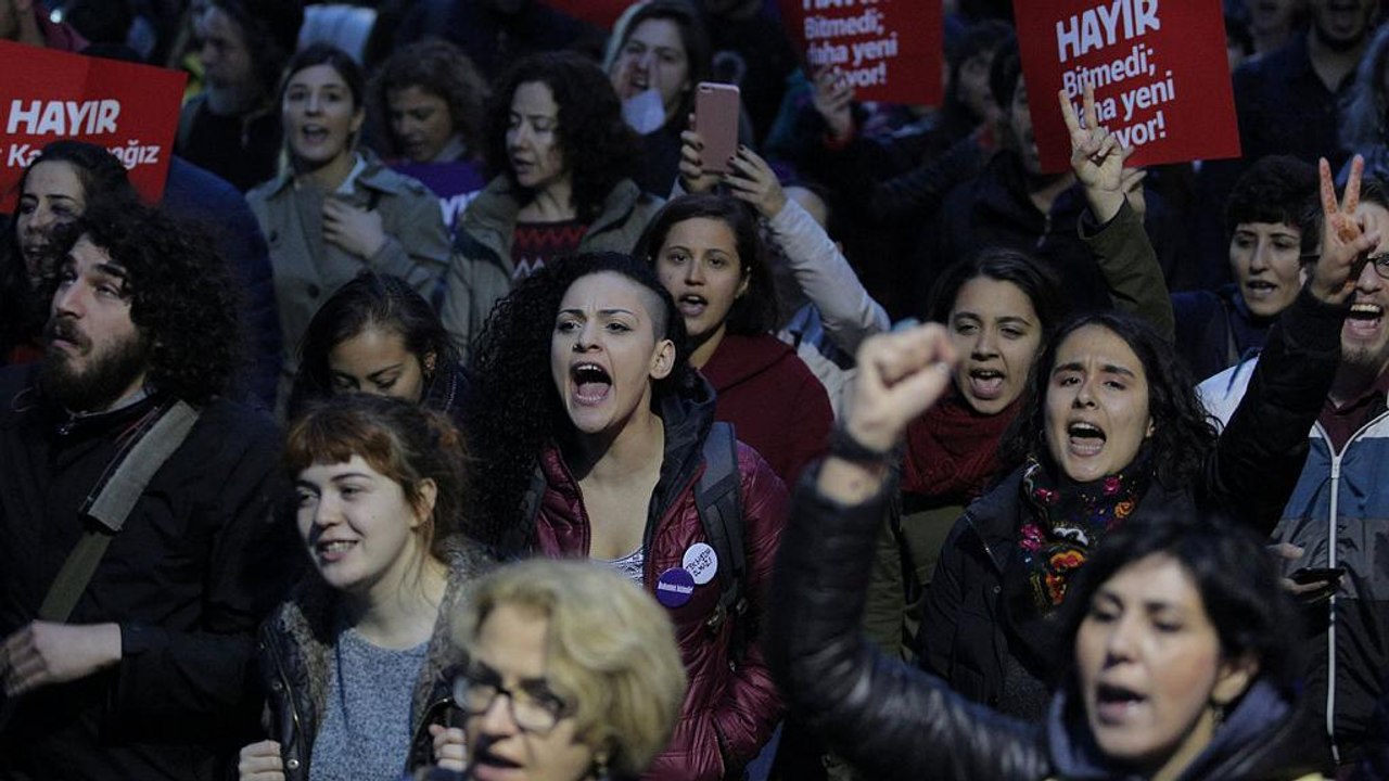 Διαδηλώσεις κατά του Ερντογάν σε Κωνσταντινούπο...