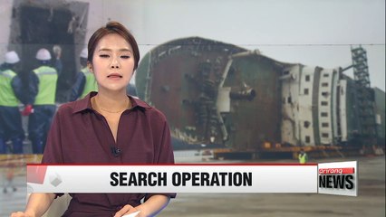 Search team to move inside Sewol-ho ferry on Tuesday
