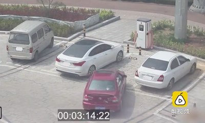 Aksi Kocak Parkir Mobil Terekam CCTV