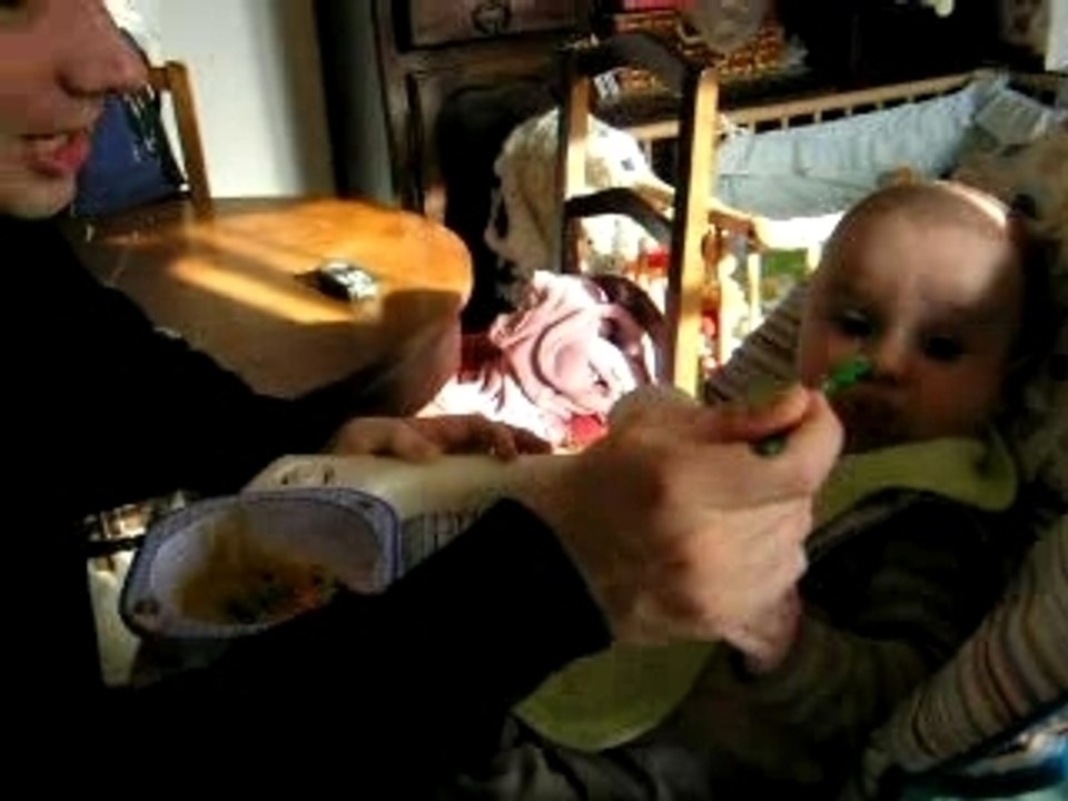 Mange compote avec papa