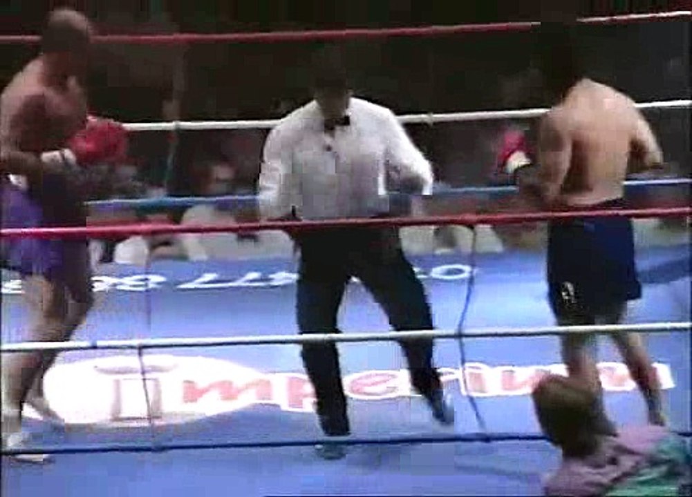 Bas Rutten knocked out in  Muay Thai
