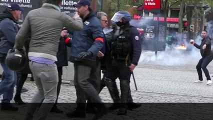 Gilbert Collard chahuté à son arrivée au meeting de Marine Le Pen