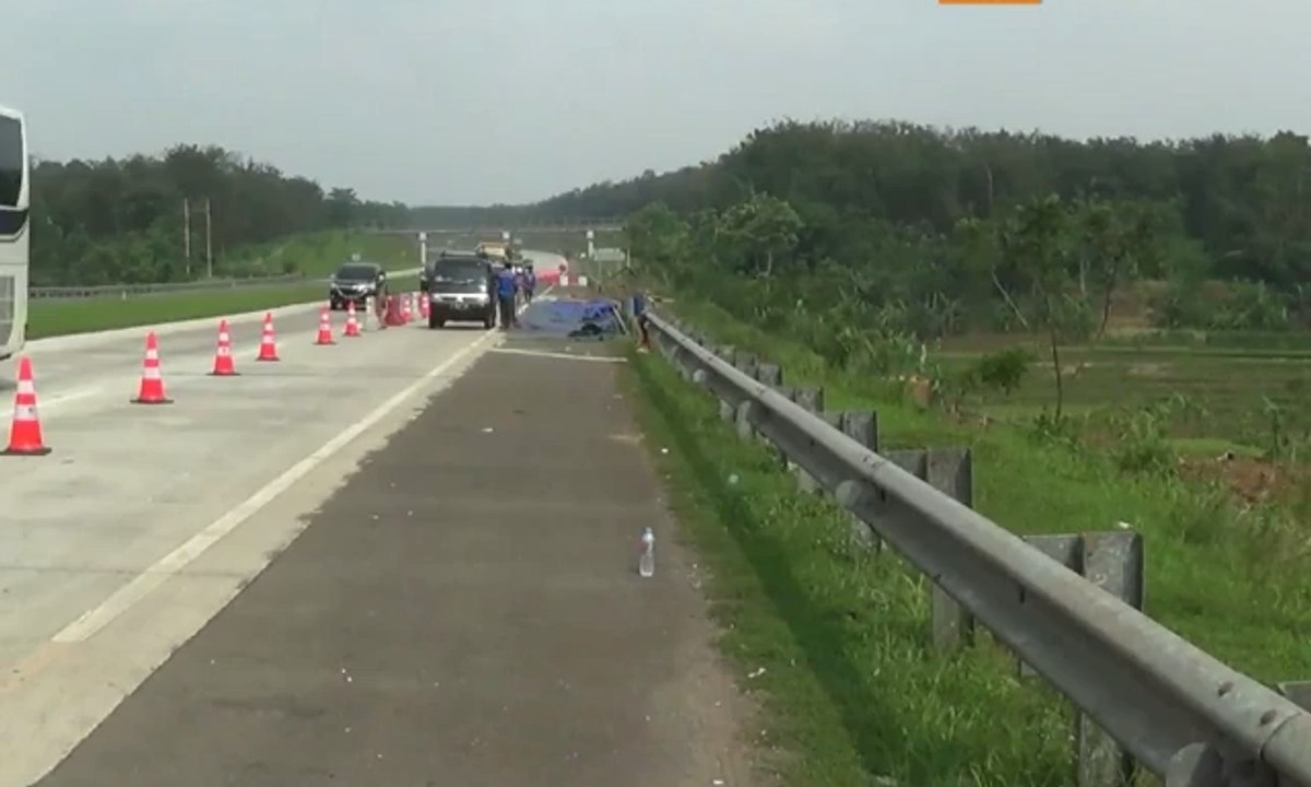 Pembatas Jalan “Ambles” di Tol Cipali Akibat Longsor