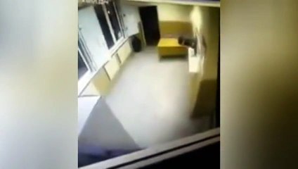 ¡Ladrón huye de comisaría con los pantalones bajados!