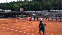 ¡Monfils salta por encima de tenista para un smash bestial!