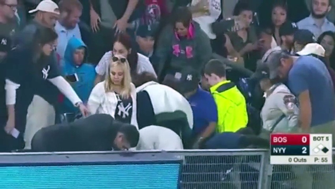 ¡Pide la mano a su novia y pierde el anillo en pleno estadio!