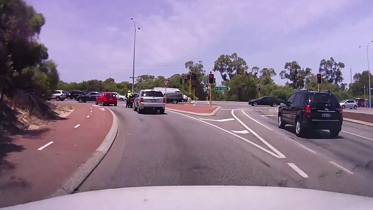 ¡No mide la distancia y choca con un policía!