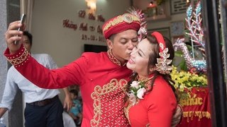 Hoàng Anh hôn vợ Việt kiều trong lễ cưới ở quê nhà Long An