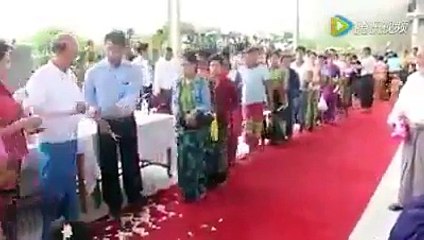 Billionaire distributes money to the poor