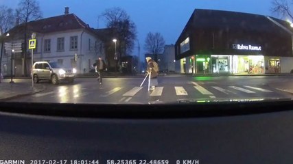 Un bon samaritain aide une mamie à traverser une route