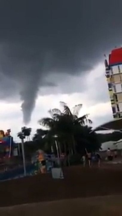 Viral - Kejadian Belalai air di Nusajaya Johor gemparkan penduduk 4-2-2017