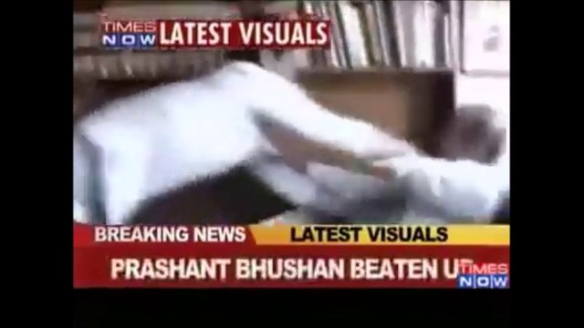 prashant bhushan ko mara usi ke cabin me kashmir comments ke liye || must watch || prashant bhushan attacked