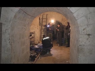 Скачать видео: Napoli - Banda del buco, scoperta base operativa al rione Sanità (17.03.17)