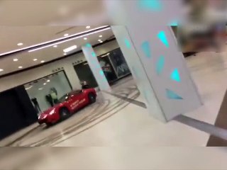 Un homme s'amuse avec une Ferrari dans un centre commercial !