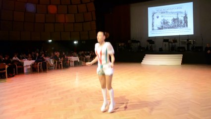 Adrienn Banhegyi salta la cuerda al ritmo de csárdás