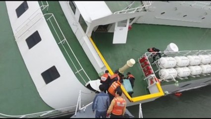 Comienzan a buscar restos de desaparecidos en ferri surcoreano hundido