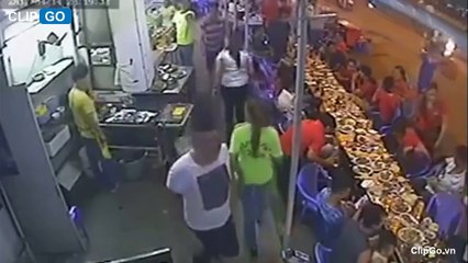 [ClipGo.vn] Thanh niên đeo dây chuyền vàng, trộm tiền từ thiện tại quán nhậu