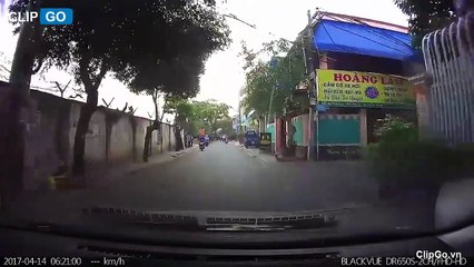 [ClipGo.vn] Chó băng qua đường khiến người đi xe máy tông trúng ngã nhào trước đầu ô tô