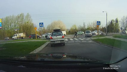 Un automobiliste trouve le moyen d'empêcher un embouteillage