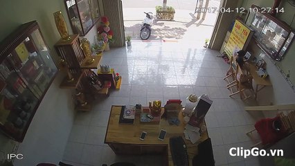 [ClipGo.vn] Nữ quái trộm một lúc 2 điện thoại