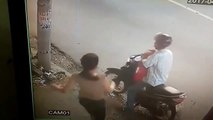 [ClipGo.vn] Thanh niên trộm đồ bị nữ chủ quán đánh sml