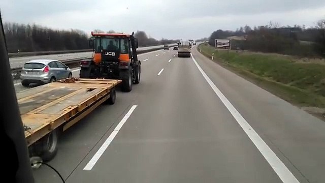 Se faire doubler par un tracteur sur l'autoroute