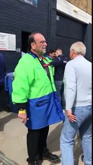 Palpations légères d'un agent de sécurité avant un match de foot