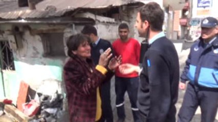 Çöp Evde Yaşayan Kadın Kendini Kapıya Zincirledi