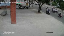 [ClipGo.vn] 2 người đàn ông bất lực truy đuổi 2 kẻ trộm xe SH