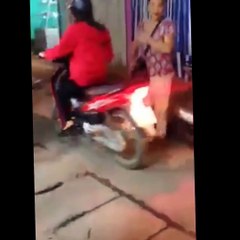 [ClipGo.vn] Nam thanh nữ tú rủ nhau vào nhà nghỉ bị công an bắt tại trận