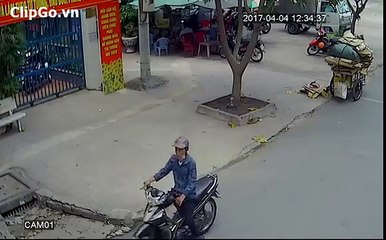 [ClipGo.vn] Truy tìm tên cướp khiến cô gái đứng như trời trồng