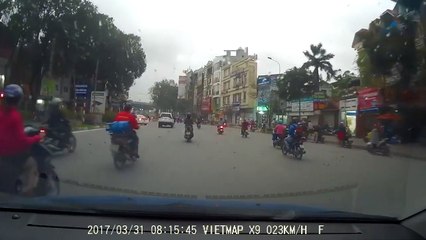 Hàng loạt người thoát chết khi bồn nước từ trên trời rơi xuống