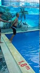 Đặc nhiệm Mỹ hướng dẫn bạn cách thoát đuối nước khi bị khóa tay chân