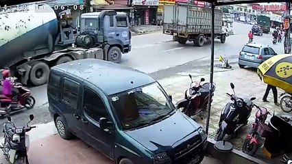 Kinh hoàng xe tải cán chết người phụ nữ đi xe đạp