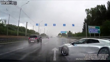 Il perd le contrôle de sa Lamborghini et s'écrase sur une autre voiture !