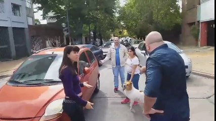 Intenta abandonar a su perro y le dan una lección en público