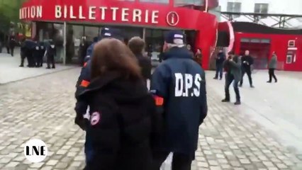 Les images de Gilbert Collard insulté et malmené à son arrivée au meeting de Marine Le Pen - Regardez