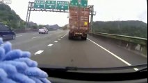 Un chauffeur routier perd le contrôle et passe par dessus un pont.