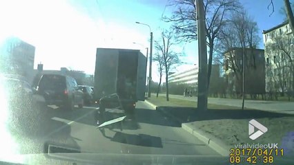 Ce camion dépose un chariot en roulant... FAIL !