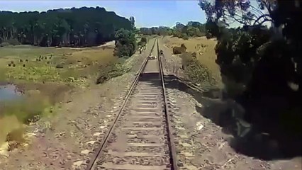 Un homme tente de sauver sa moto d'un train !