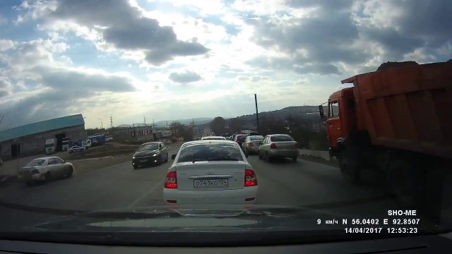 Freins d'un camion qui lâchent... Dans le fossé !